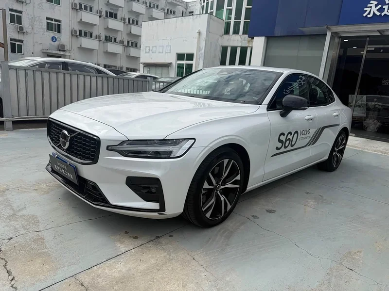 Volvo S60 — фото 1
