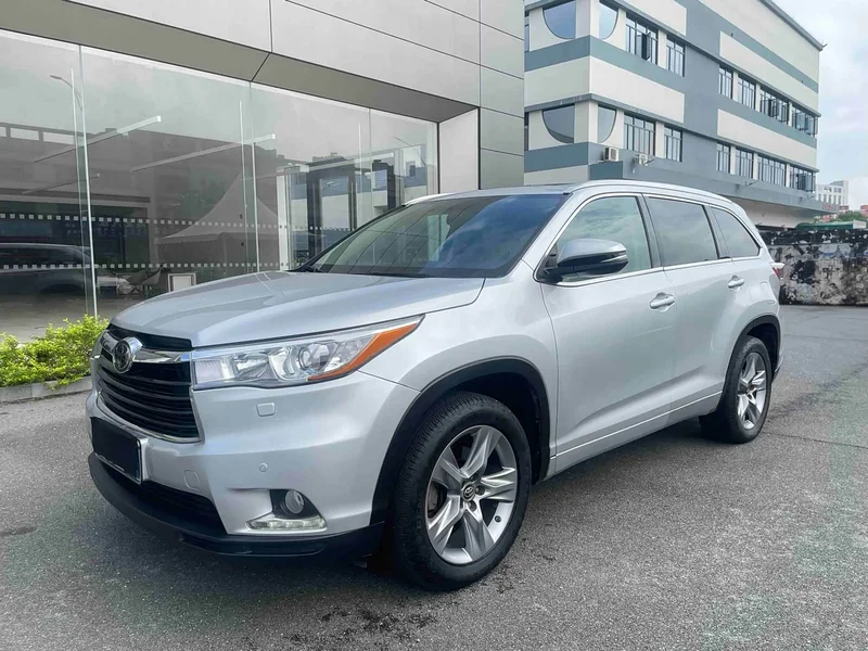 Toyota Highlander — фото 1