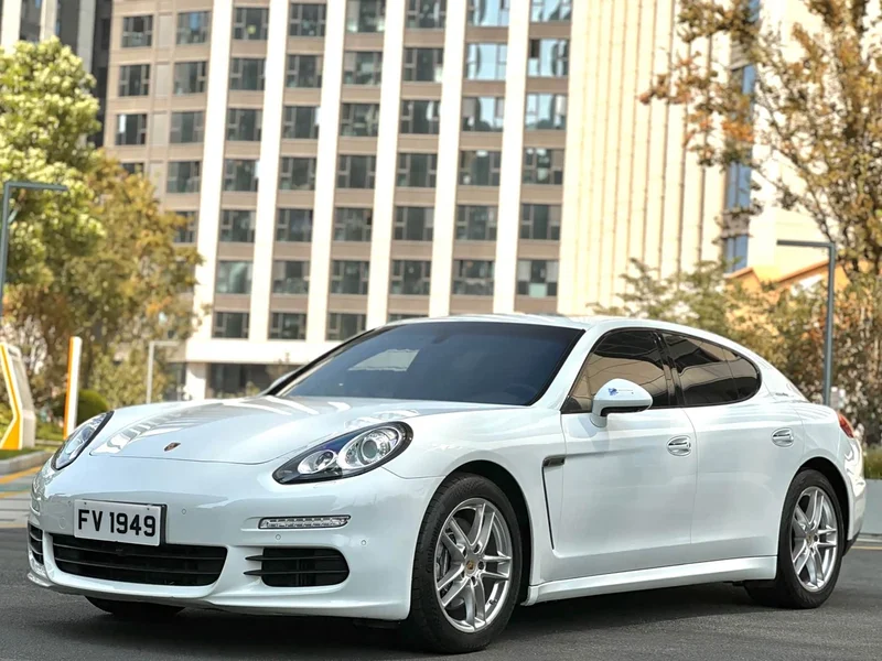 Porsche Panamera — фото 1