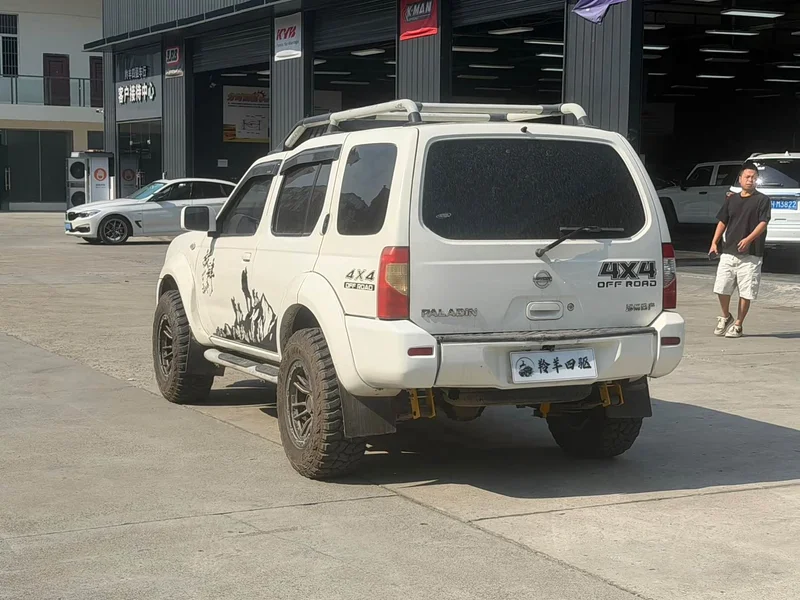 Nissan Paladin — фото 12