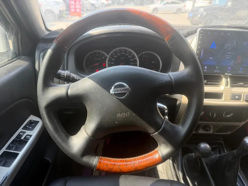 Nissan Paladin — фото 6
