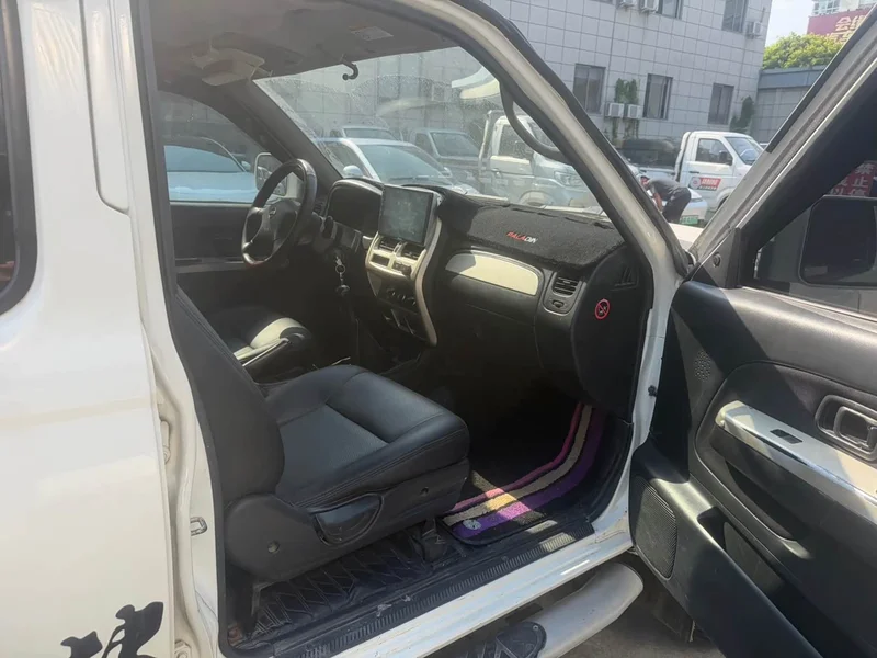 Nissan Paladin — фото 10