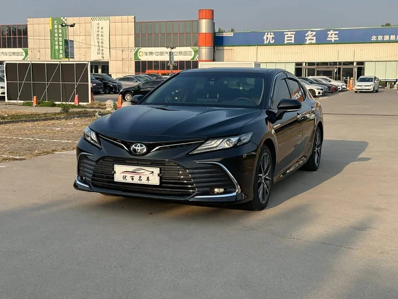 Toyota Camry — фото 1