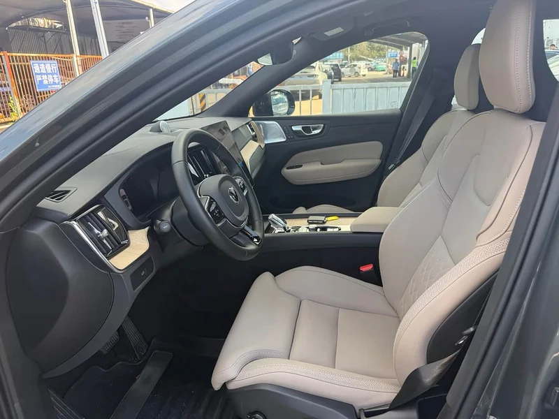 Volvo XC60 — фото 11