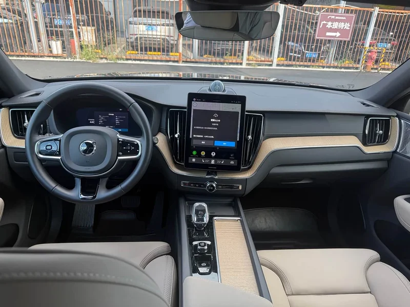 Volvo XC60 — фото 19