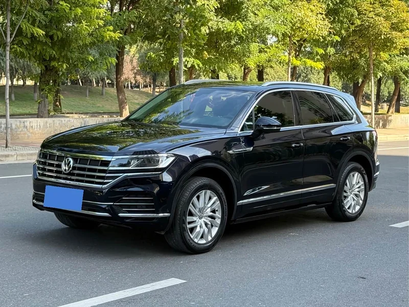 Volkswagen Touareg — фото 1