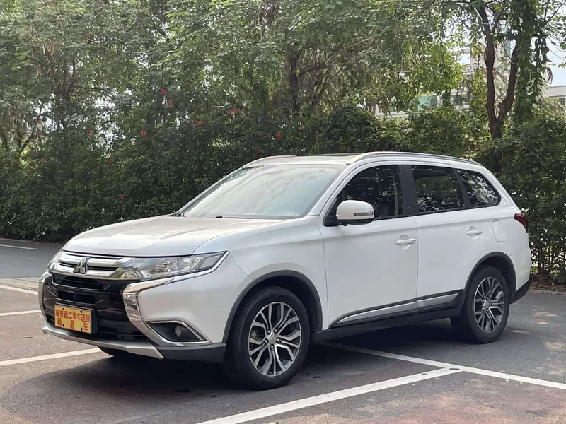 Mitsubishi Outlander — фото 1