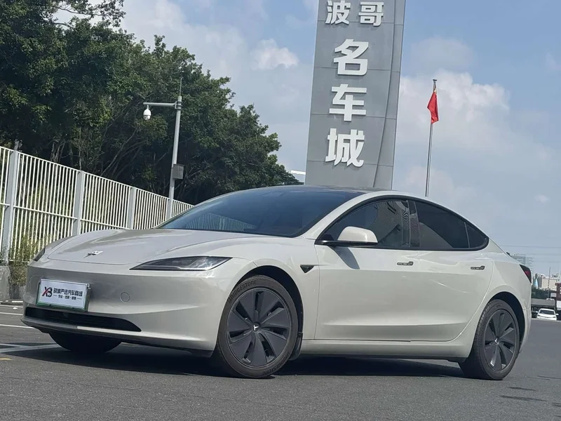 Tesla Model 3 — фото 1