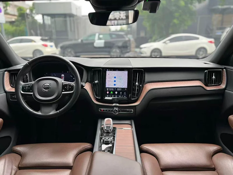Volvo XC60 — фото 10