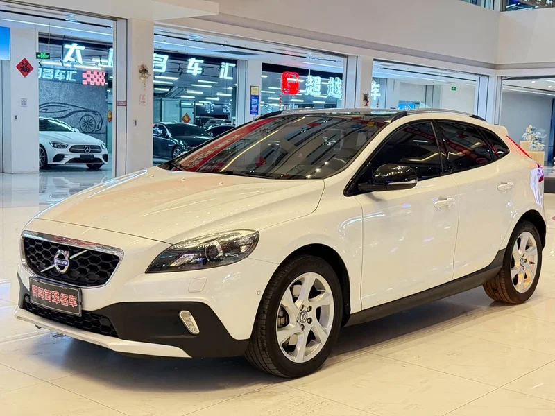Volvo V40 — фото 1