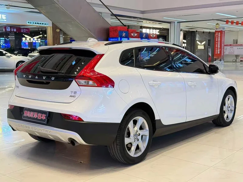 Volvo V40 — фото 17