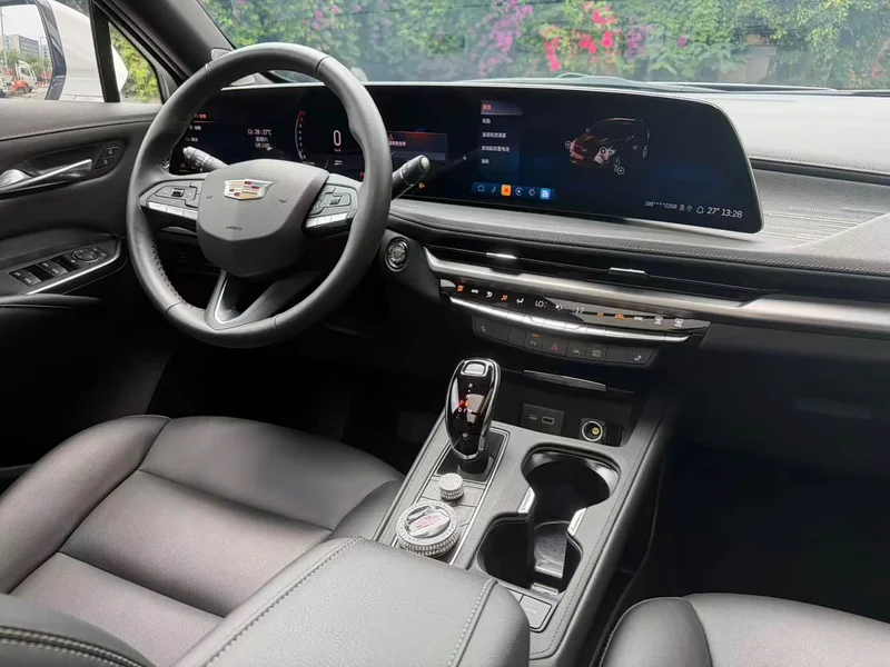 Cadillac XT4 — фото 6