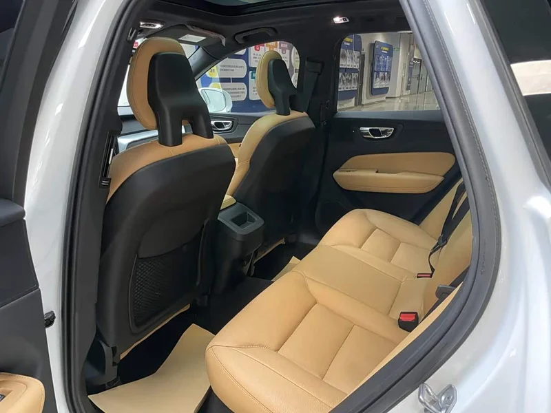 Volvo XC60 — фото 11