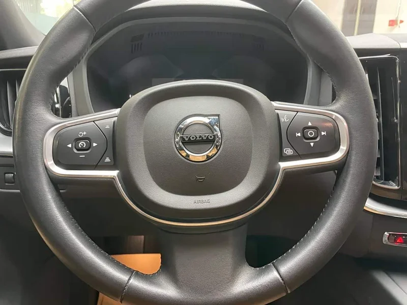 Volvo XC60 — фото 12