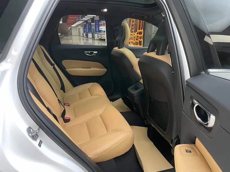 Volvo XC60 — фото 16