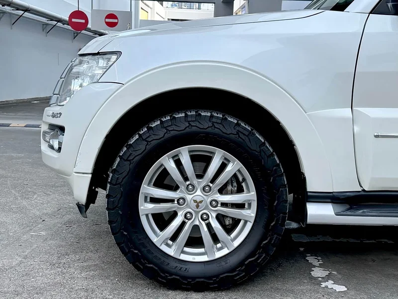 Mitsubishi Pajero (Imported) — фото 12