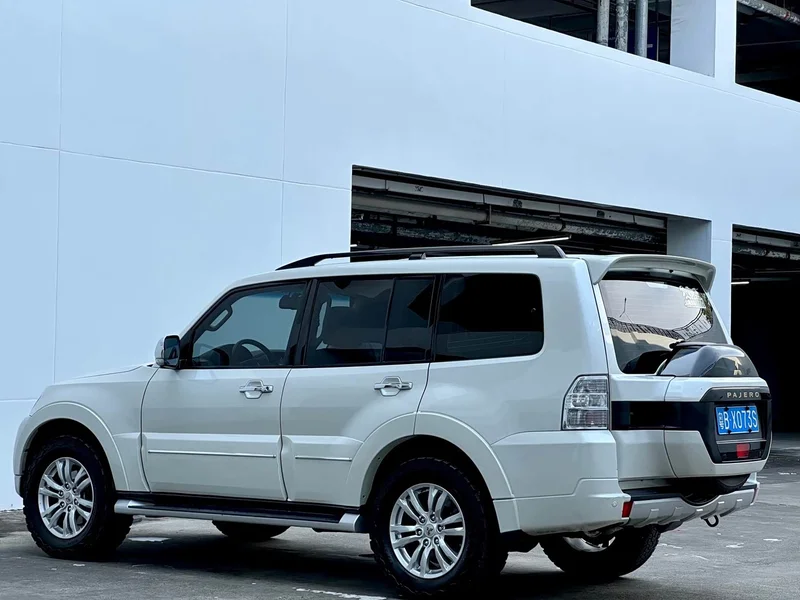 Mitsubishi Pajero (Imported) — фото 15