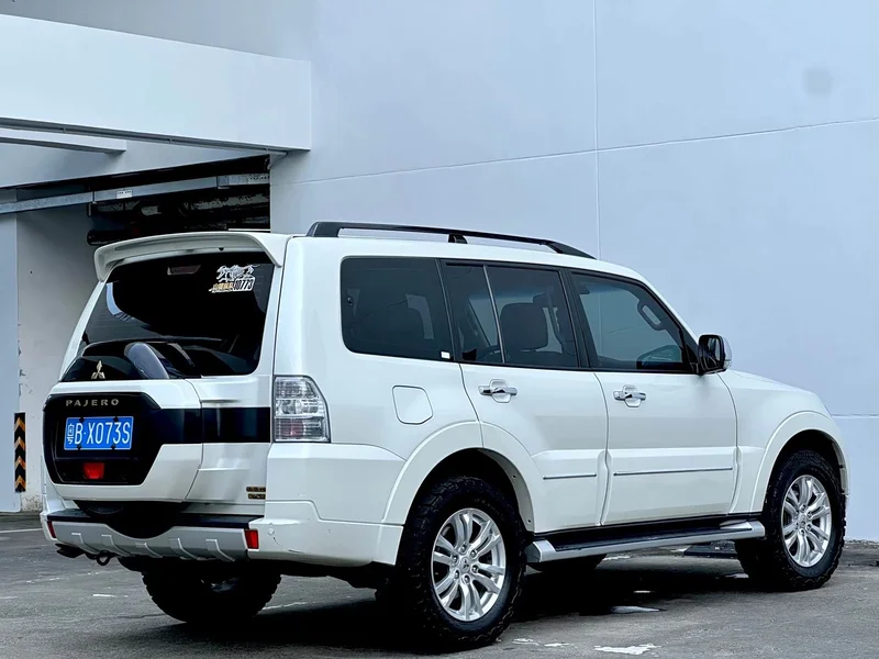 Mitsubishi Pajero (Imported) — фото 16