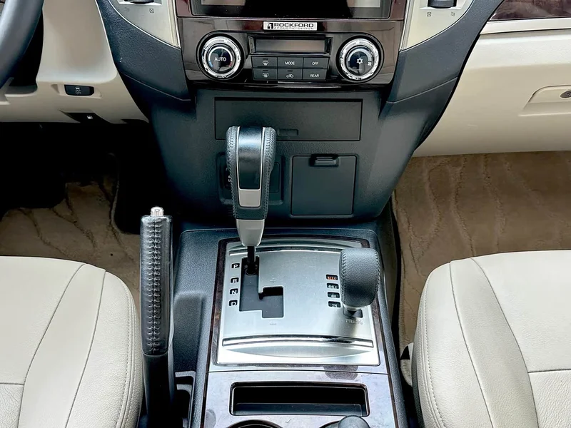 Mitsubishi Pajero (Imported) — фото 10