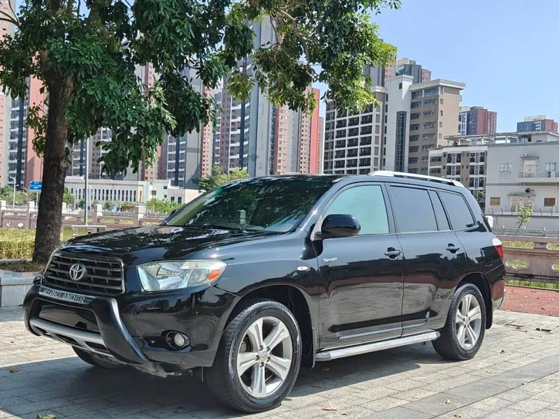 Toyota Highlander — фото 1