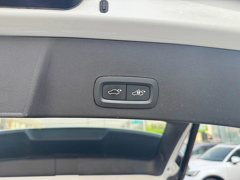 Volvo XC40 — фото 12
