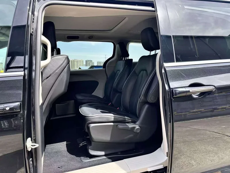 Jeep Grand Voyager PHEV (Imported) — фото 11