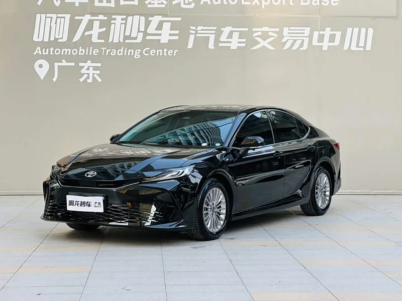 Toyota Camry — фото 1