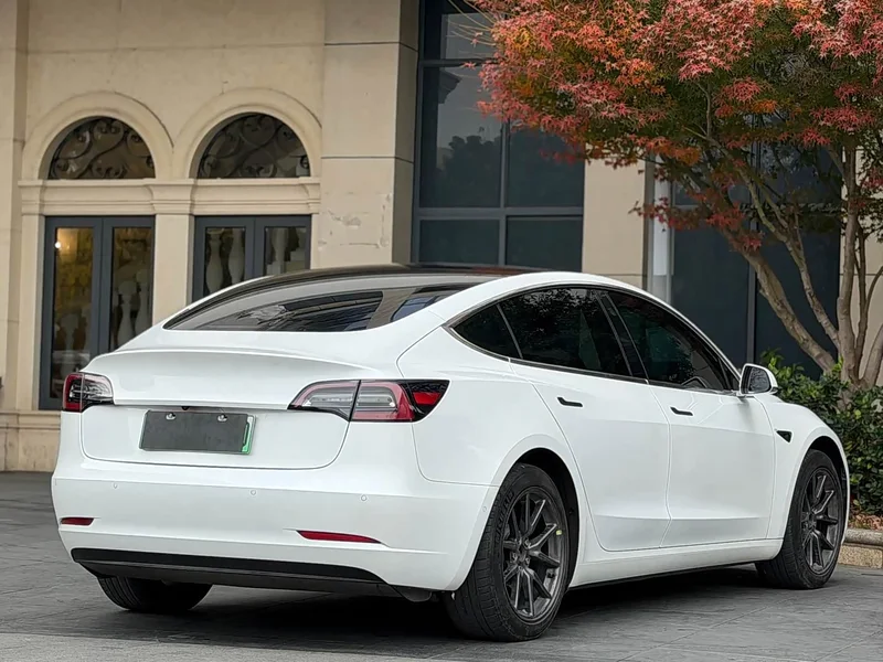 Tesla Model 3 — фото 7