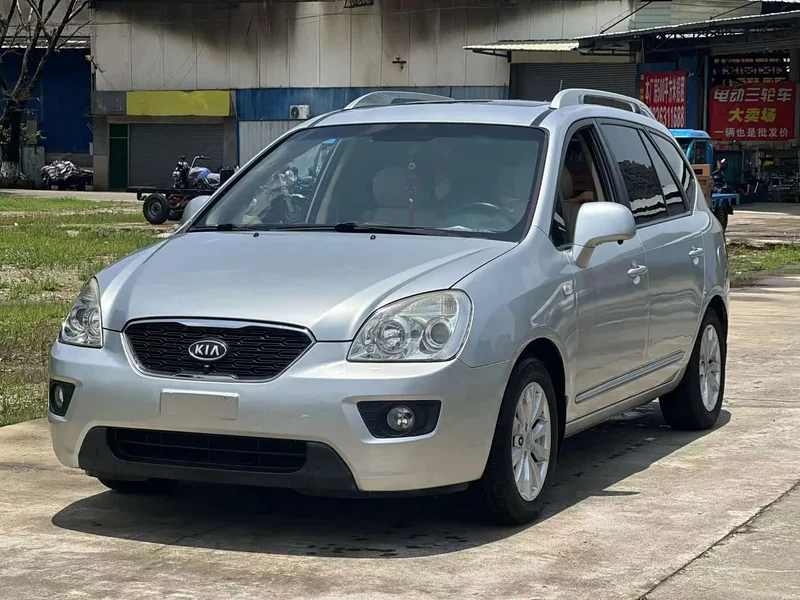 Kia Carens — фото 1
