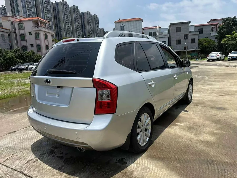 Kia Carens — фото 11