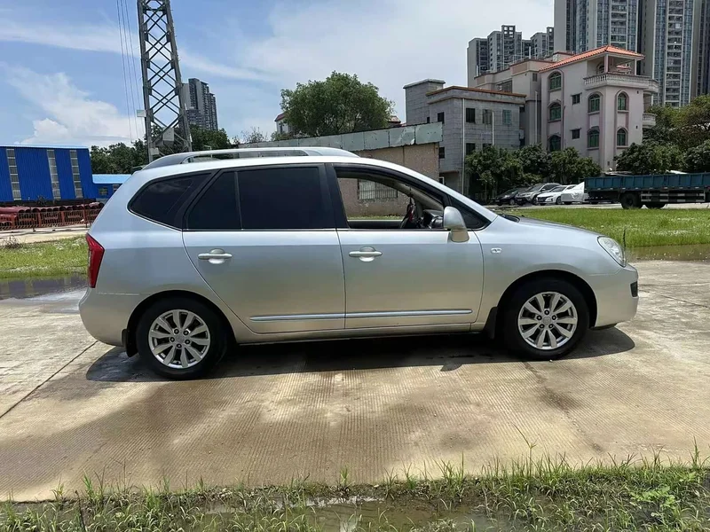 Kia Carens — фото 12