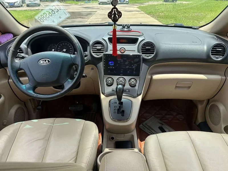 Kia Carens — фото 4