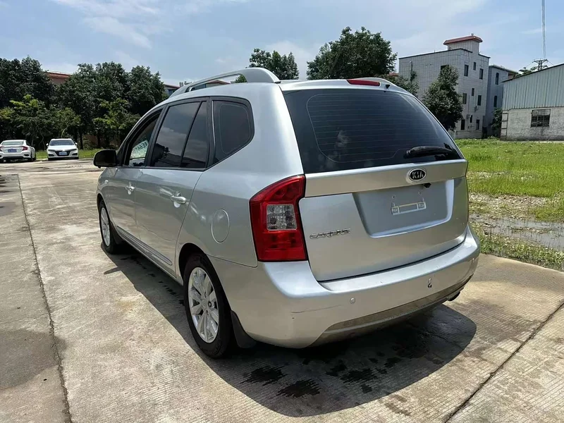 Kia Carens — фото 9