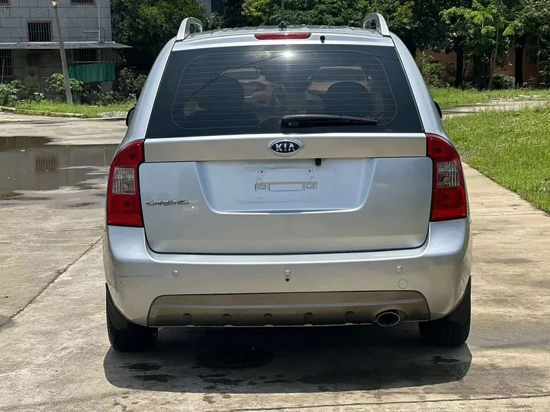 Kia Carens — фото 10