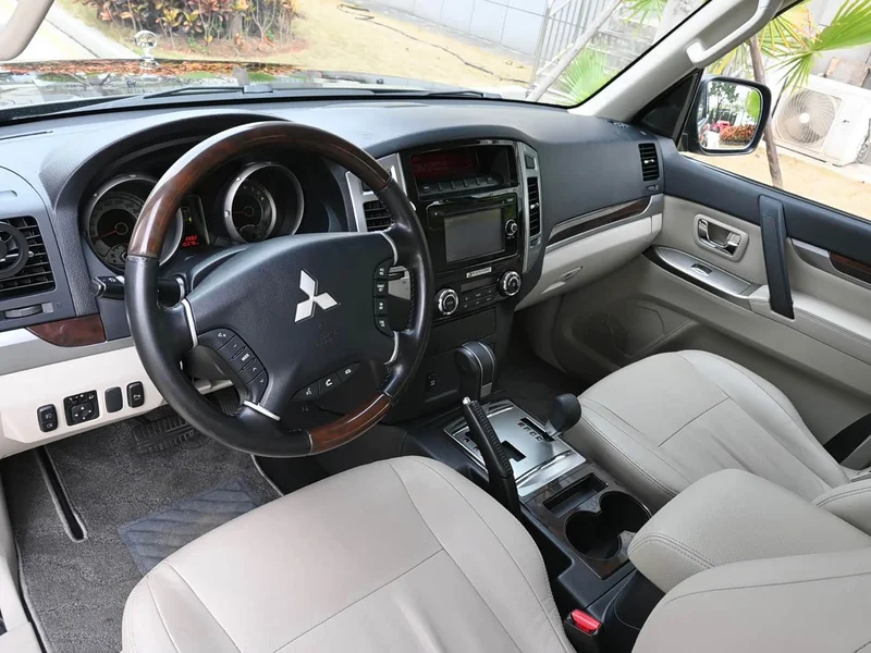 Mitsubishi Pajero (Imported) — фото 11