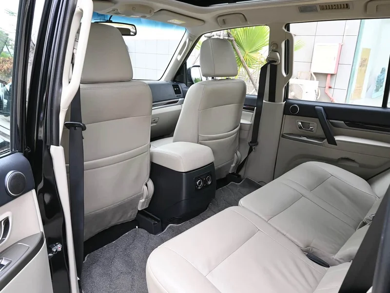 Mitsubishi Pajero (Imported) — фото 12
