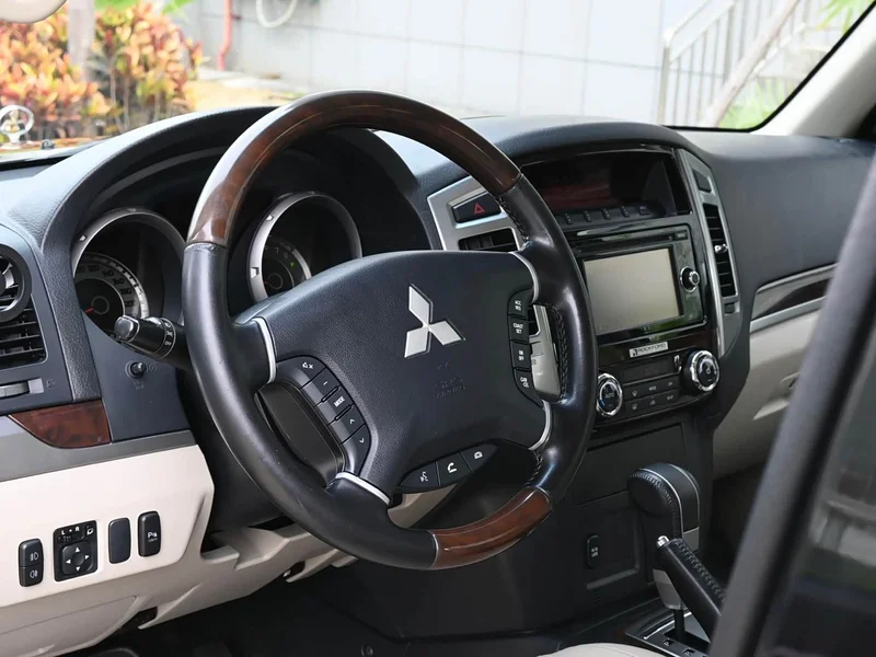 Mitsubishi Pajero (Imported) — фото 16