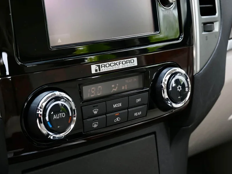 Mitsubishi Pajero (Imported) — фото 17