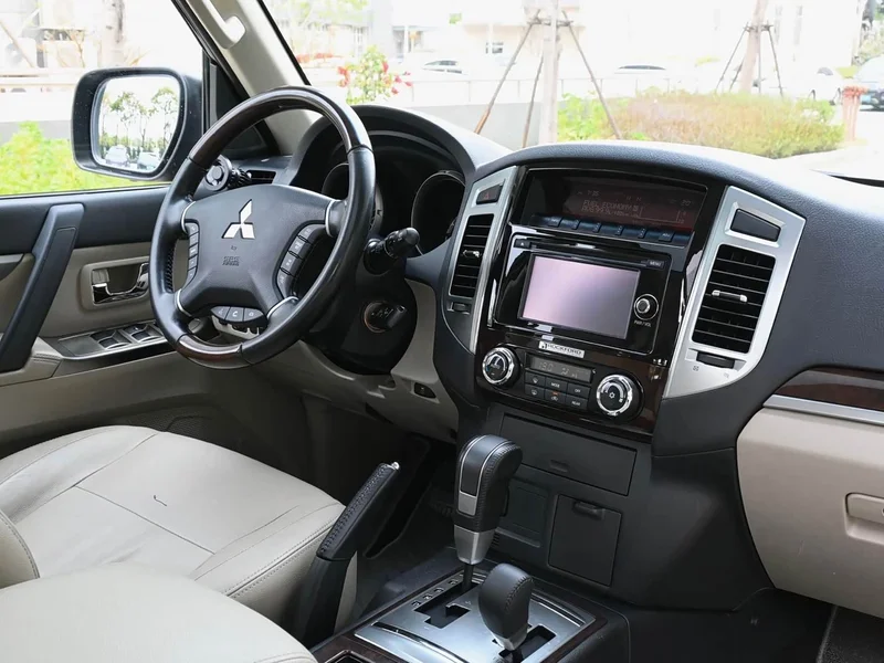 Mitsubishi Pajero (Imported) — фото 20