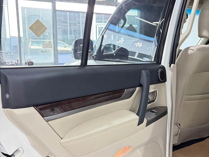 Mitsubishi Pajero (Imported) — фото 12