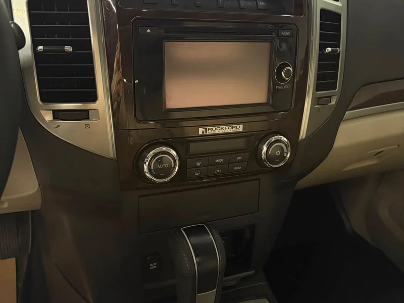 Mitsubishi Pajero (Imported) — фото 10
