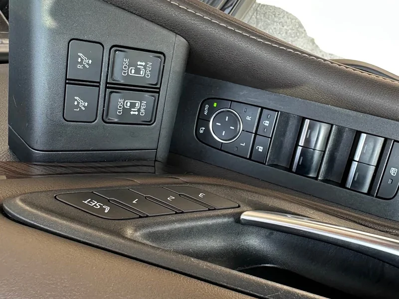 Toyota Alphard — фото 11