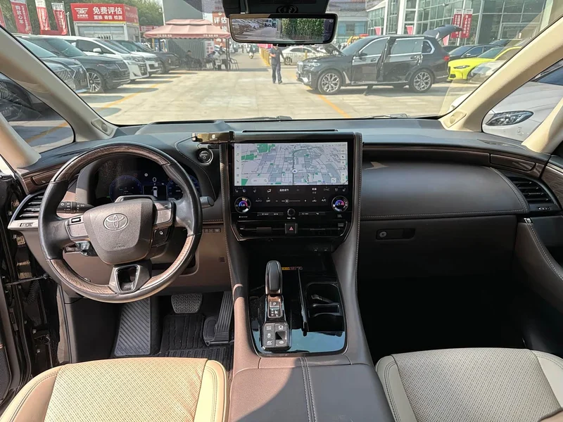 Toyota Alphard — фото 9