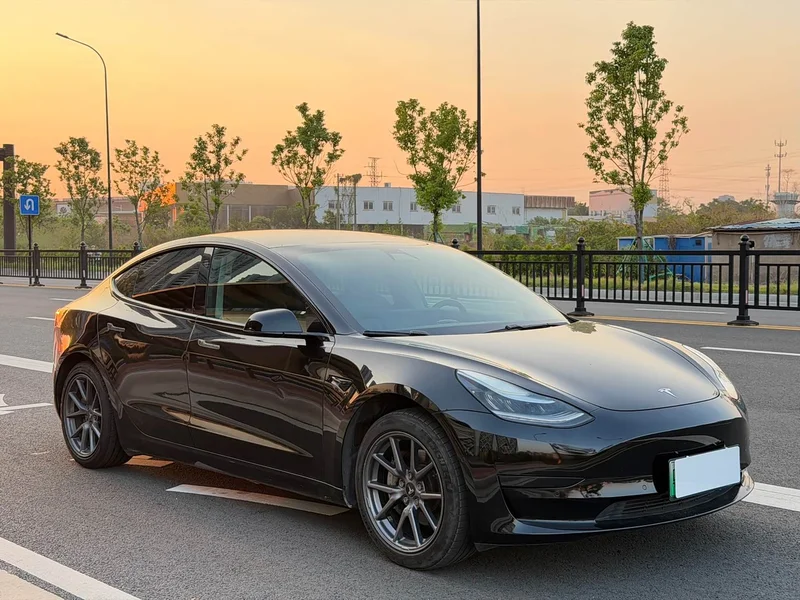 Tesla Model 3 — фото 3