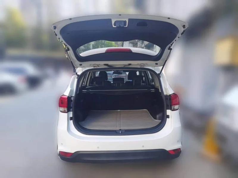 Kia Carens — фото 15