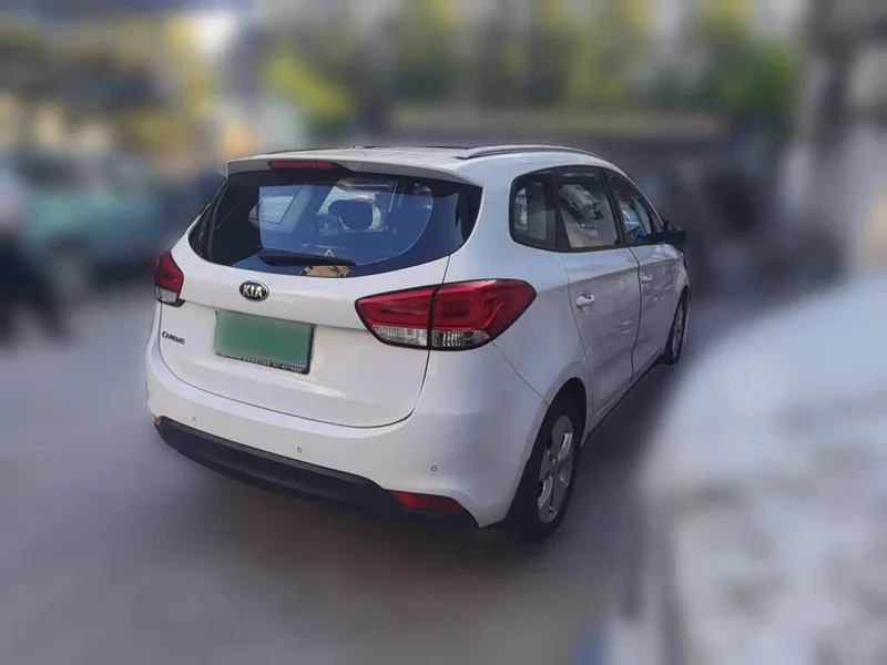 Kia Carens — фото 4