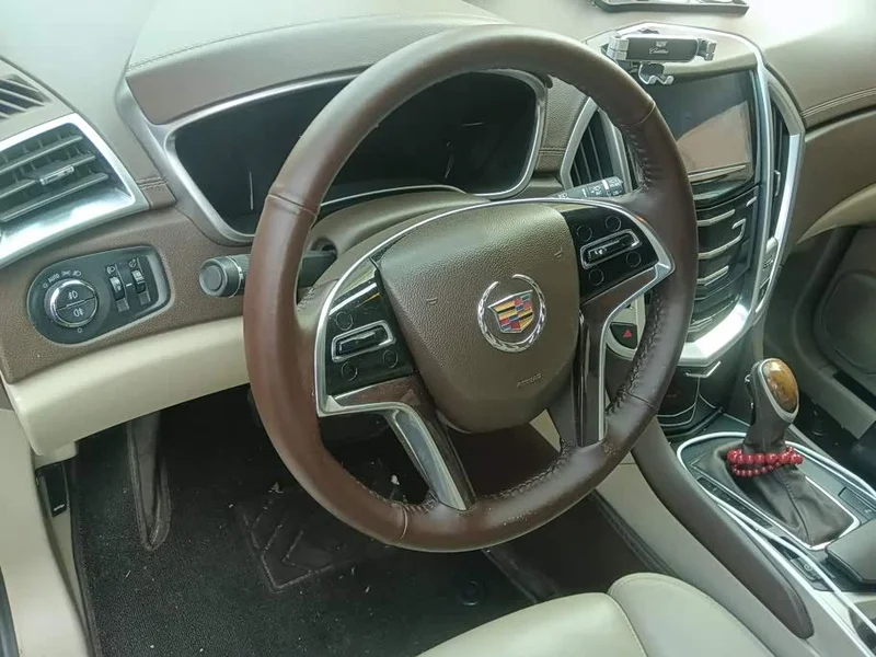 Cadillac SRX — фото 15