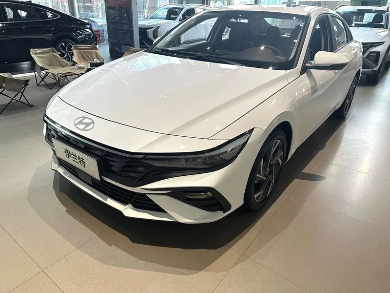 Hyundai Elantra — фото 1