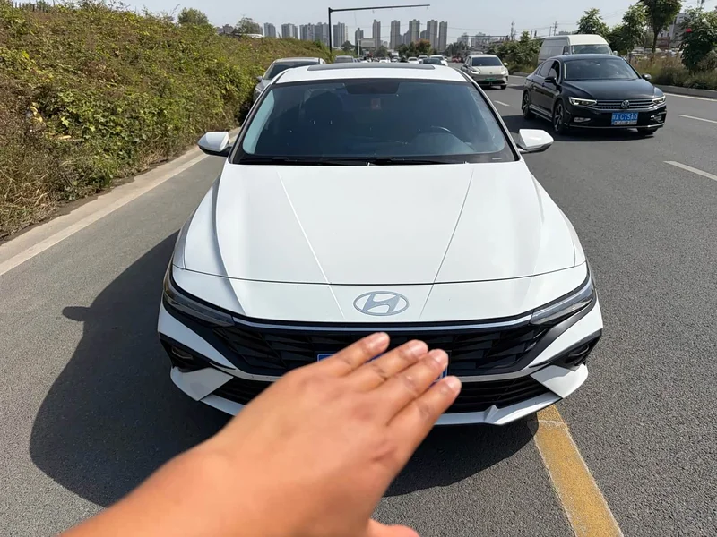 Hyundai Elantra — фото 2