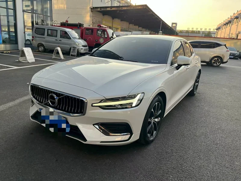 Volvo S60 — фото 1